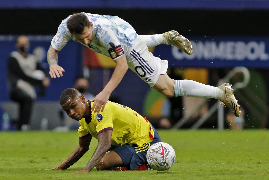 Tình huống phạm lỗi gây chấn thương cho Messi