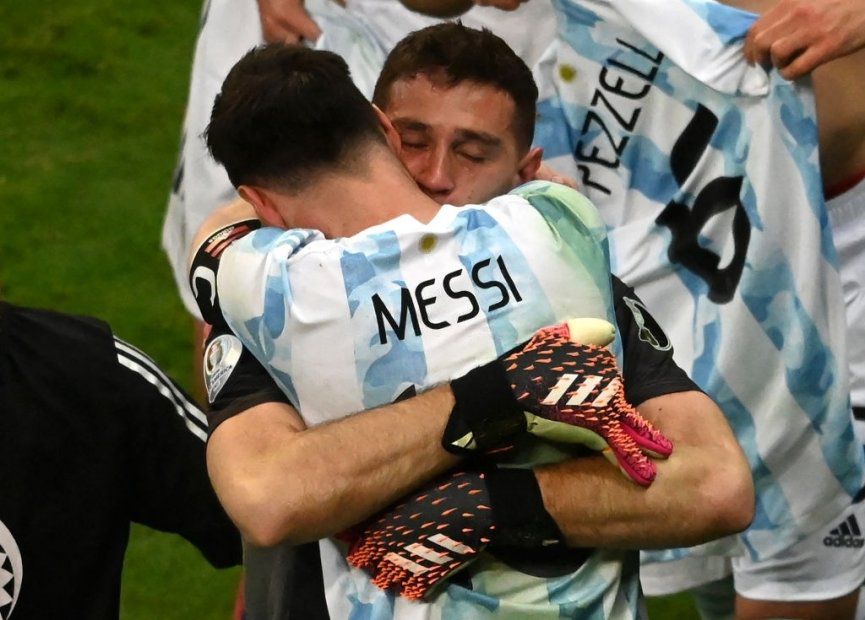 Messi và Martinez xúc động khi thắng loạt Penalty ở trận bán kết gặp Colombia