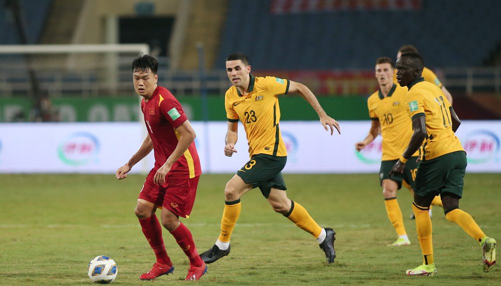 Nguyễn Thành Chung trong trận đấu với Australia