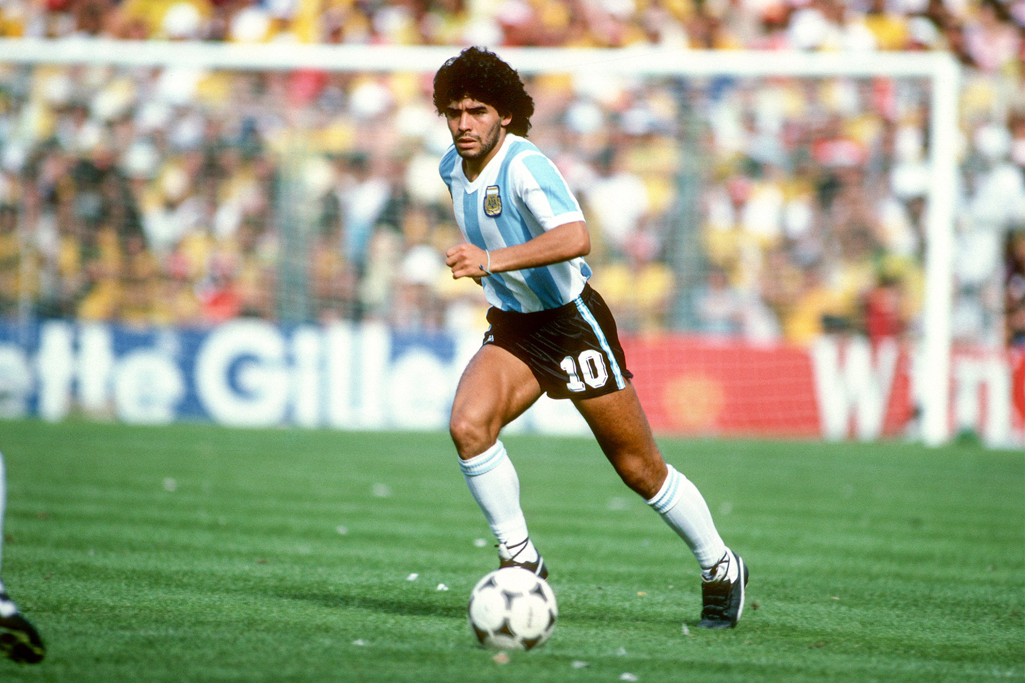 Huyền thoại Maradona trên sân cỏ