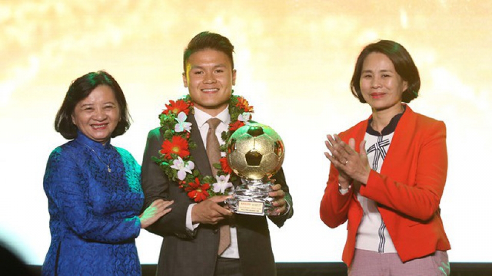 Quang Hải nhận quả bóng vàng năm 2018