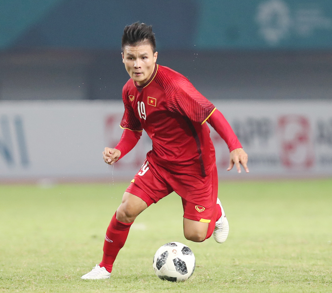 Nguyễn Quang Hải với lối chơi bóng lắt léo khiến đối phương khiếp sợ