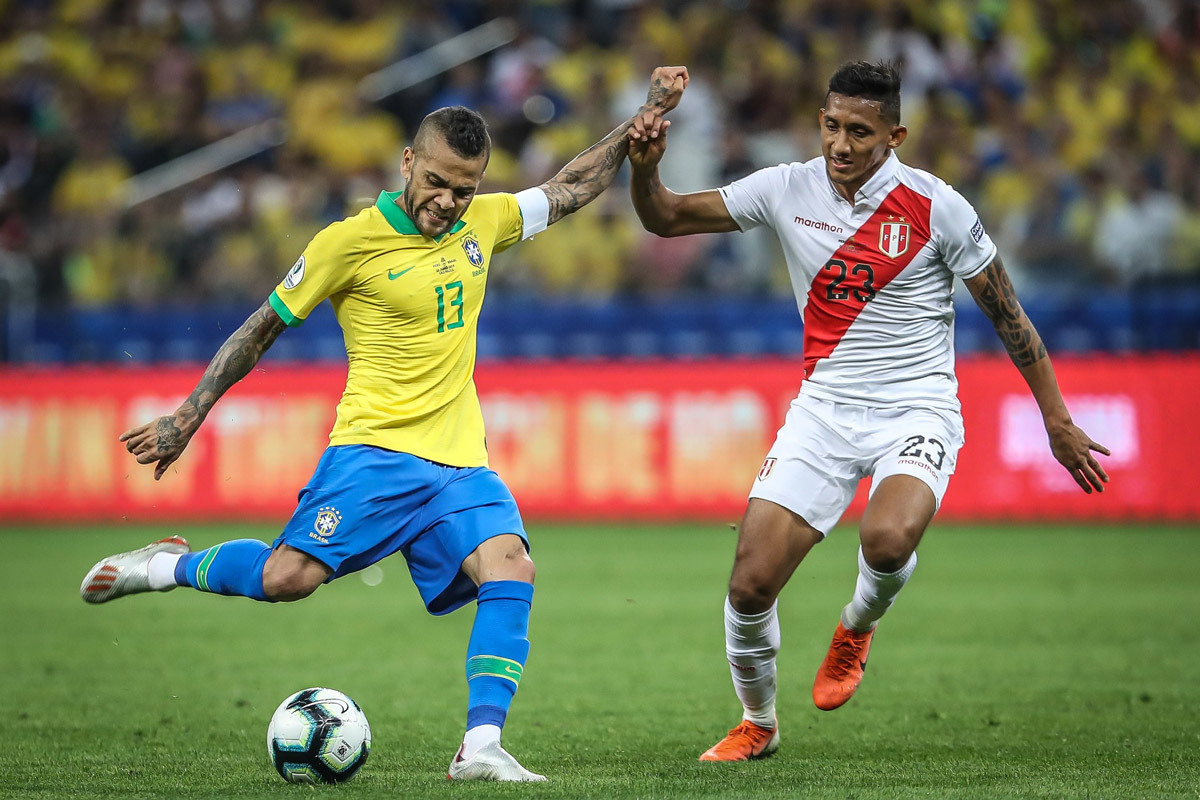 Các cầu thủ Brazil liên tục tấn công dâng cao đội hình