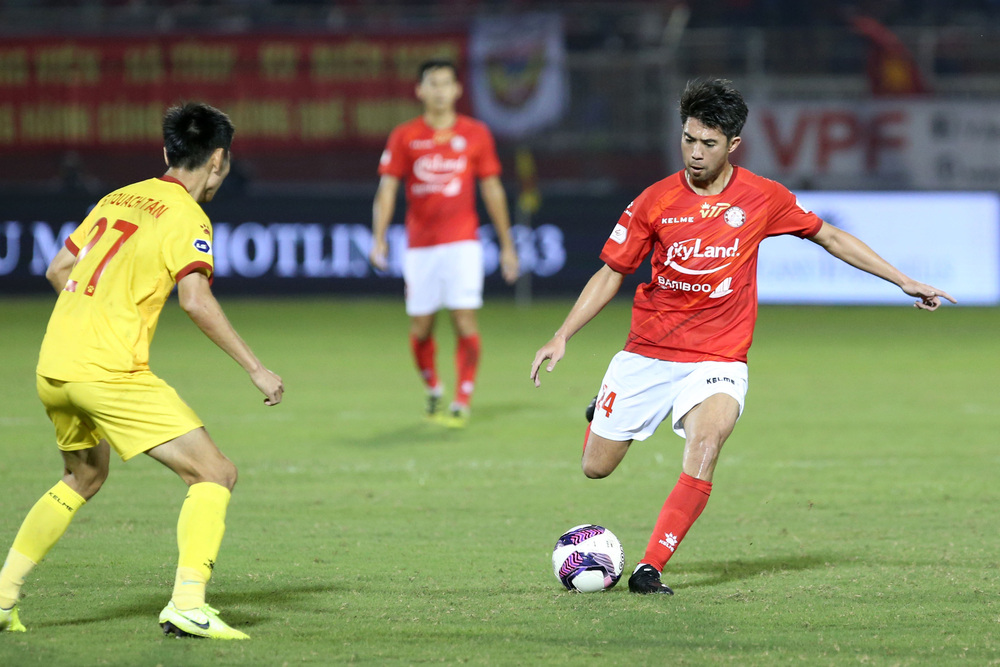 Lee Nguyễn thi đấu trong màu áo CLB TPHCM tại mùa giải V.League 2021
