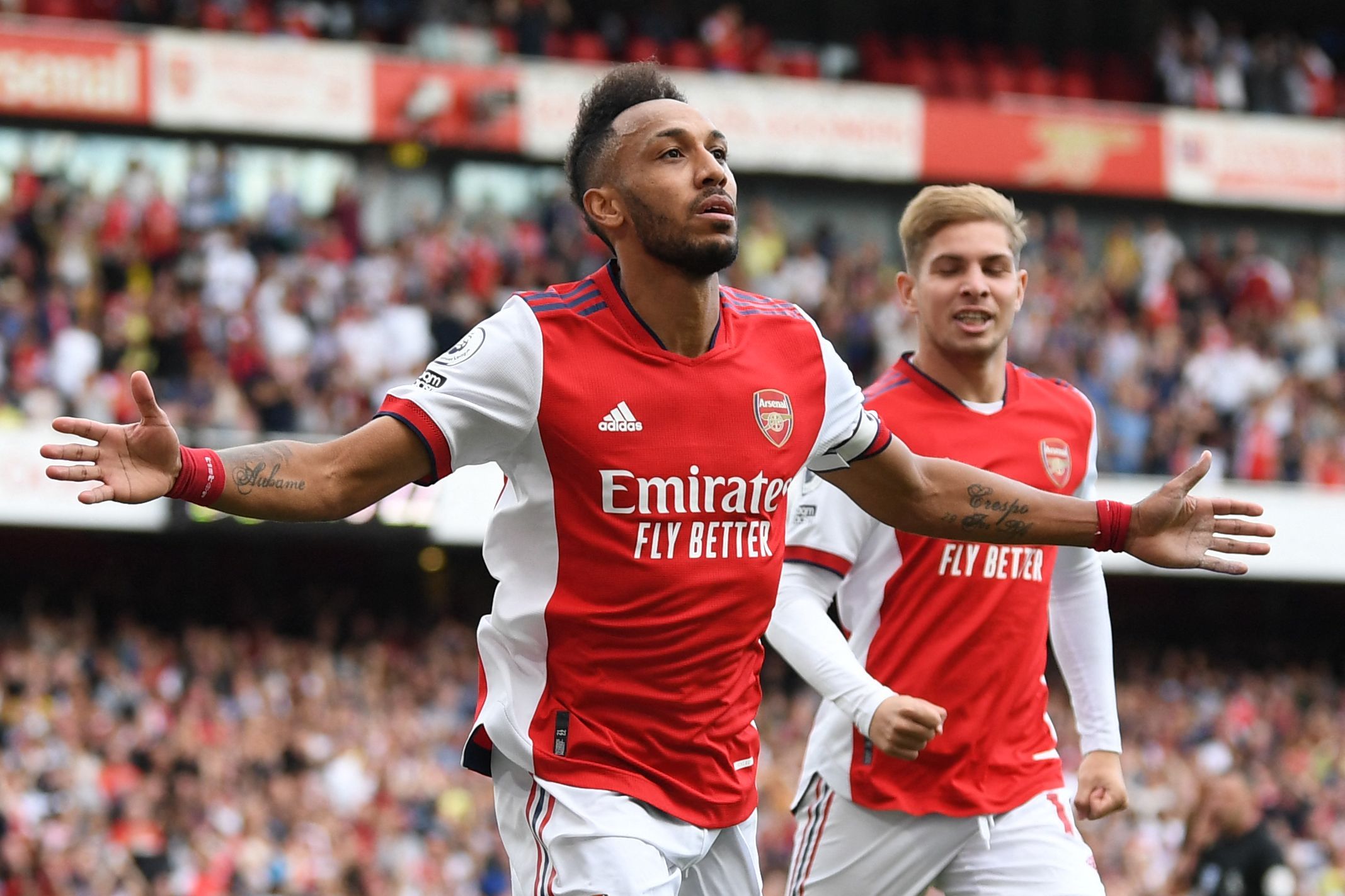 Sao Arsenal vỡ oà khi ghi bàn thắng đầu tiên ở Giải Ngoại hạng Anh trên SVĐ Emirates