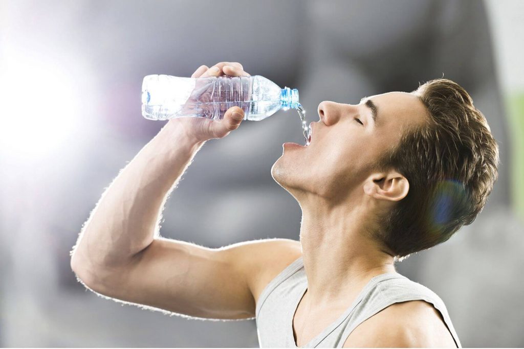 Uống đủ nước để bổ sung những gì đã mất trong quá trình gắng sức