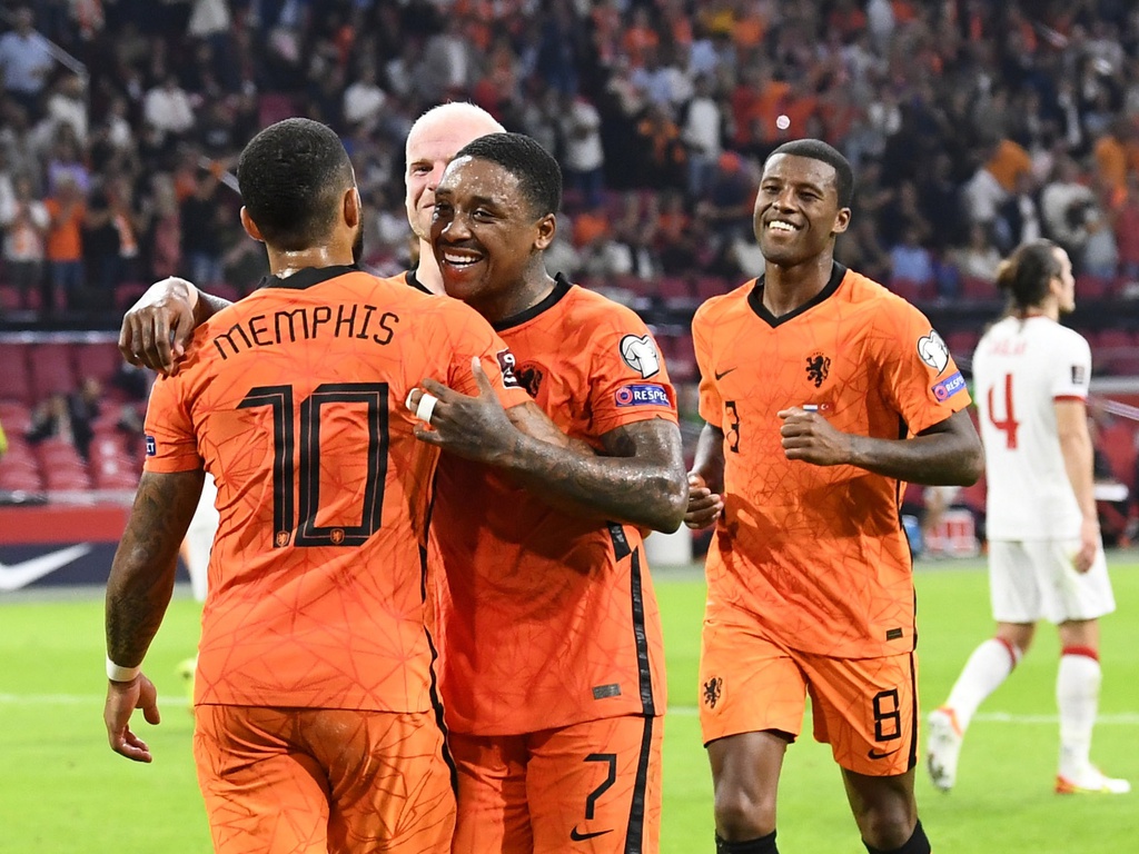 Các cầu thủ Hà Lan ăn mừng chiến thắng